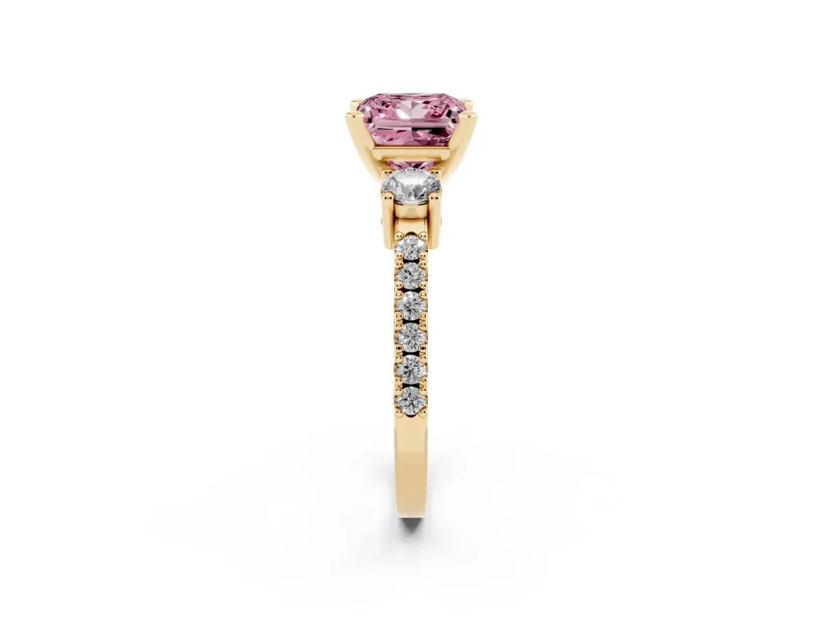 Fancy Pink Princess Cut Three-Stone Diamond Pavé Band with Prong Setting Yellow gold