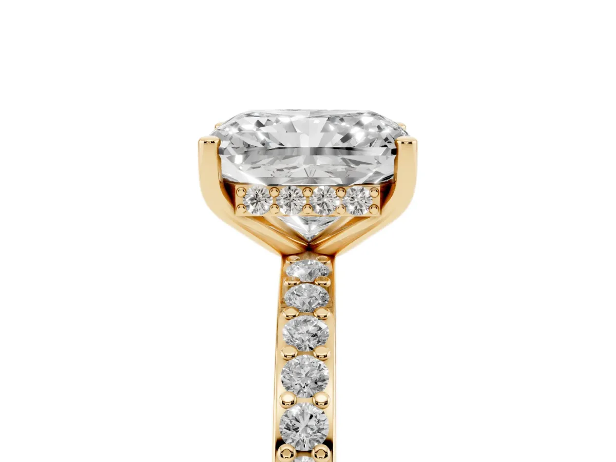 Radiant Cut Cut Diamond Pavé Band Ring with Four-Prong Setting Yellow gold
