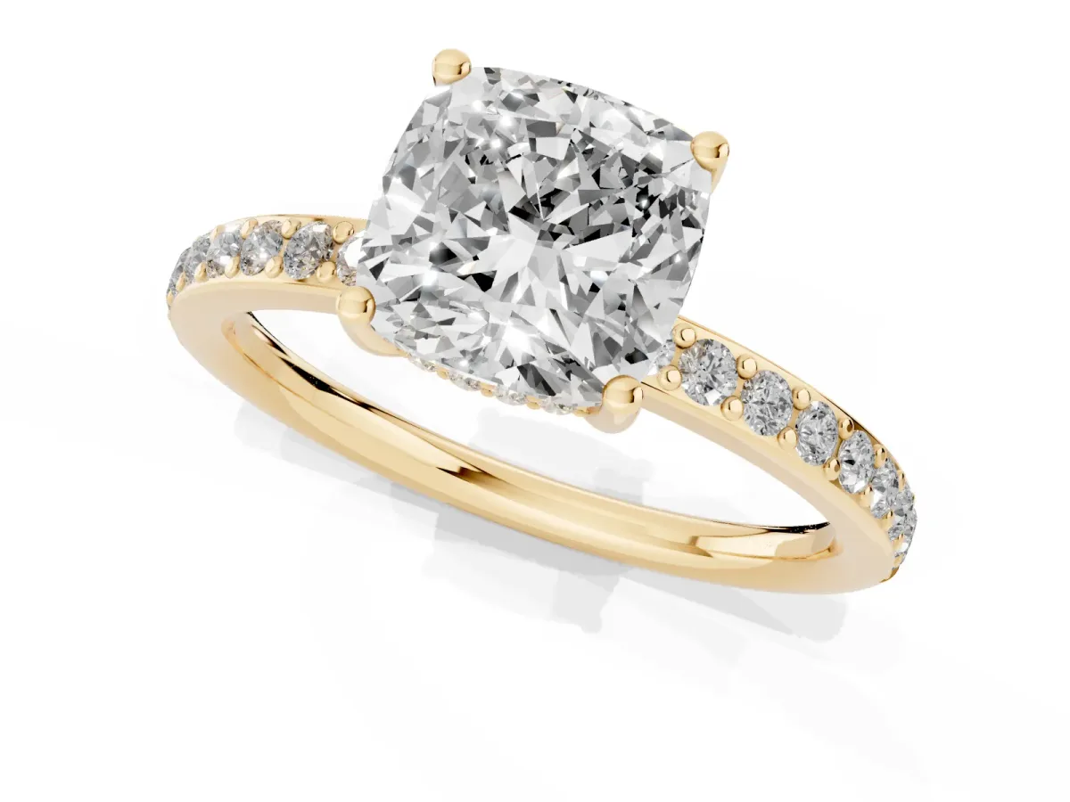 Cushion Cut Cut Diamond Pavé Band Ring with Four-Prong Setting Yellow gold