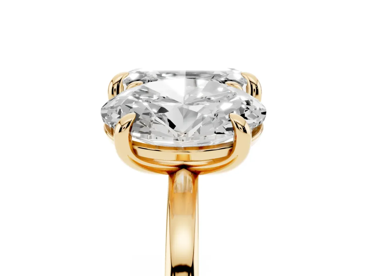 Oval and Emerald Toi Moi Ring with Prong Setting and Plain Band Yellow gold