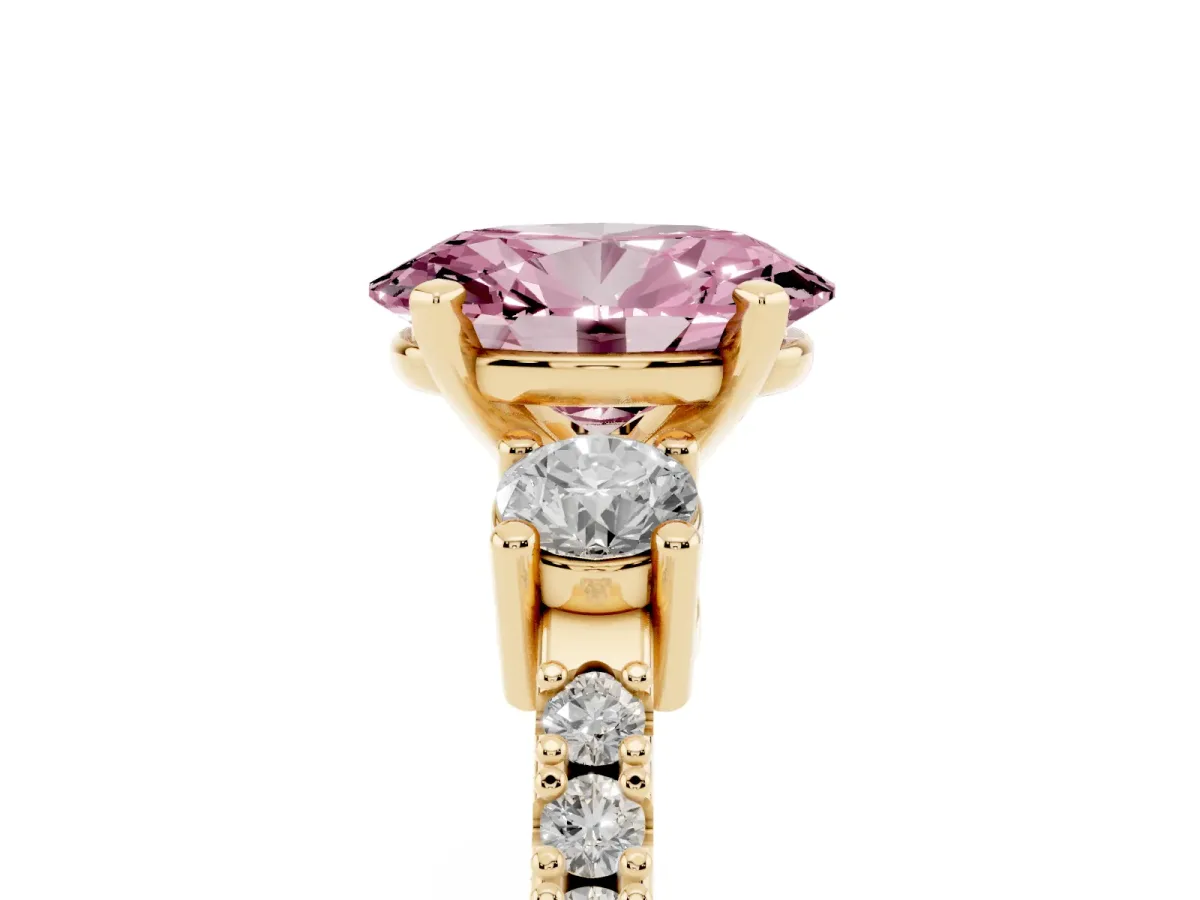 Fancy Pink Oval Cut Three-Stone Diamond Pavé Band with Prong Setting Yellow gold