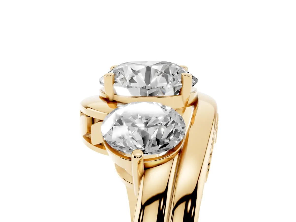 Three-Stone Round Cut Brilliant Split Shank Prong Set Ring Yellow gold