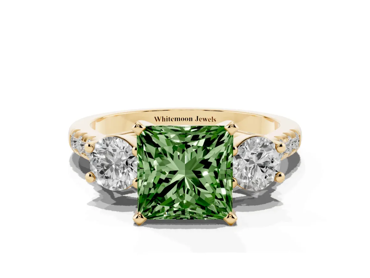 Fancy Green Three-Stone Princess Cut Diamond Pavé Band with Four-Prong Setting Yellow gold