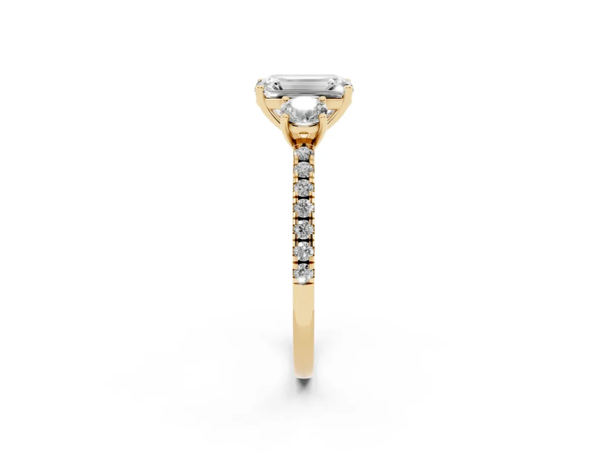 Three-Stone Emerald Cut Cut Diamond Pavé Band with Prong Setting Yellow gold