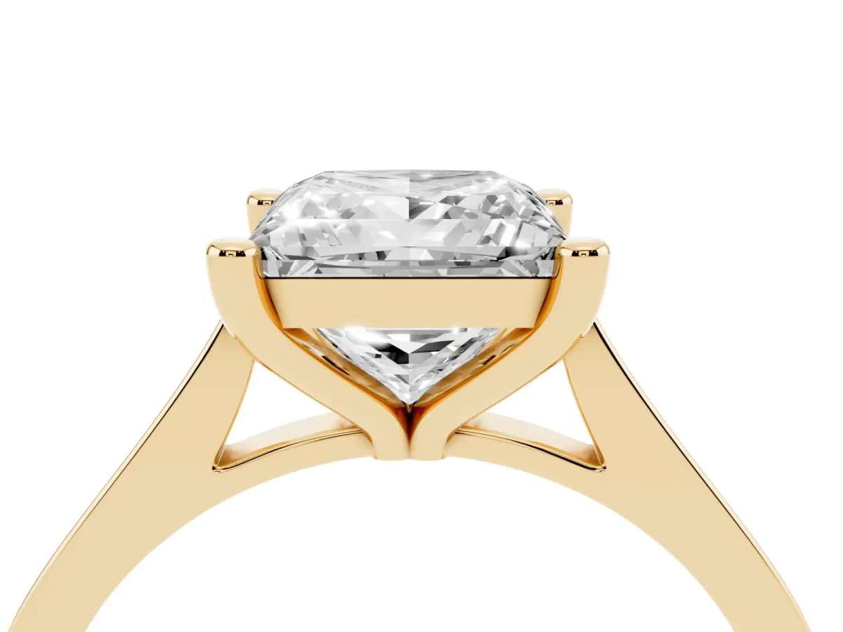 Princess Cut Solitaire Diamond Ring with Four-Prong Setting and Tapered Band Yellow gold