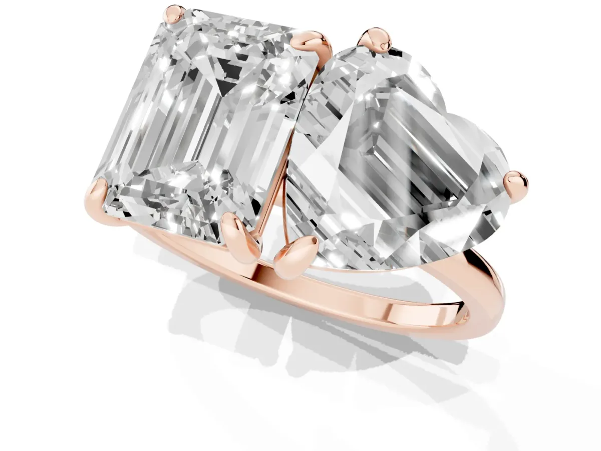 Emerald and Heart Toi Moi Ring with Prong Setting and Plain Band Rose gold