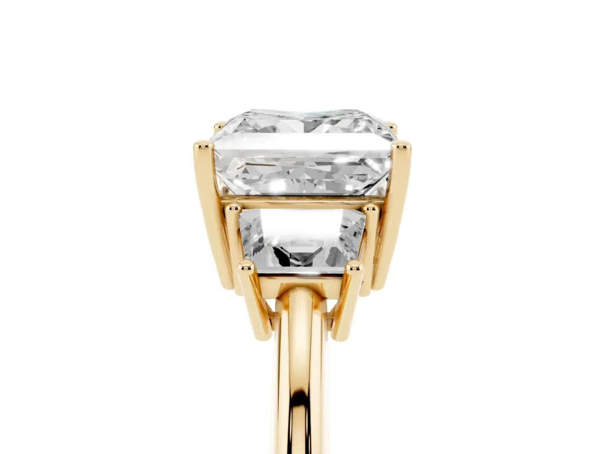 Princess Cut Diamond Three-Stone Ring with Trapezoid Side Stones and Prong Setting Yellow gold