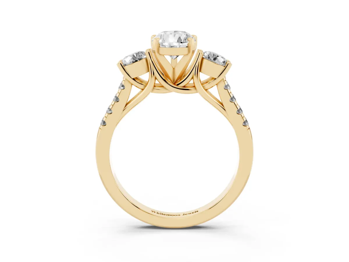 Three-Stone Pear Cut Diamond Pavé Band with Four-Prong Setting Yellow gold