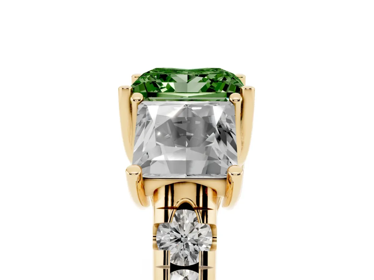Fancy Green Three-Stone Princess Cut Diamond Pavé Band with Prong Setting Yellow gold