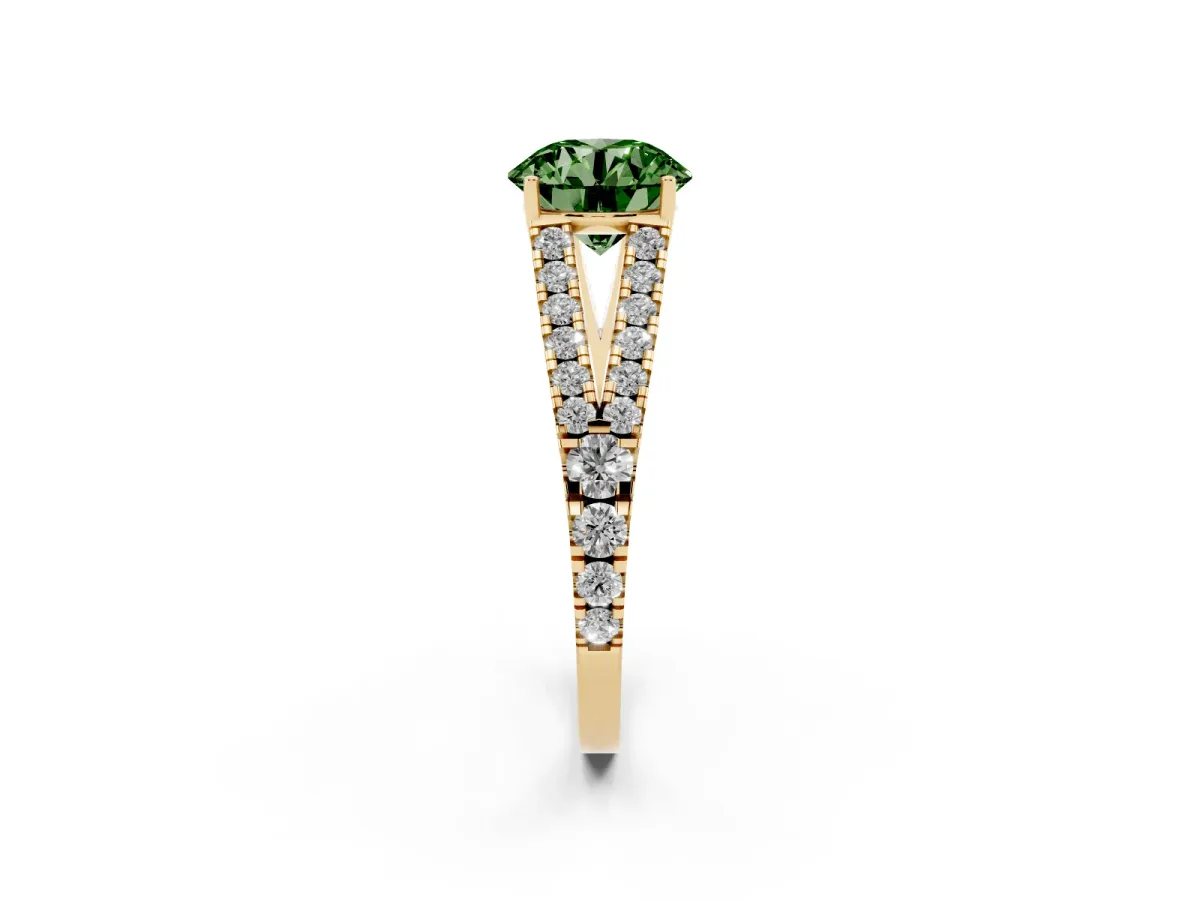Fancy Green Round Cut Diamond Split Shank Pavé Engagement Ring with Four-Prong Setting Yellow gold