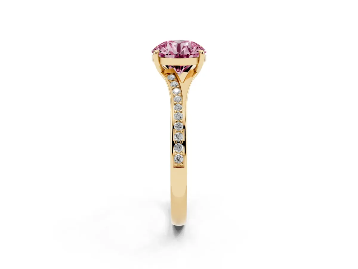 Fancy Pink Round Cut Diamond Solitaire Ring with Pavé Band and Prong Setting Yellow gold