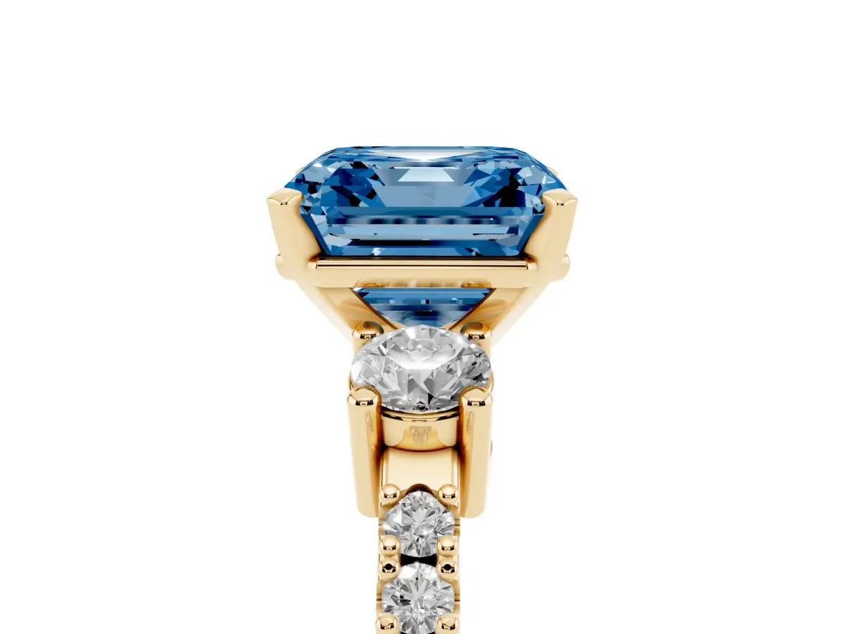Fancy Blue Asscher Cut Three-Stone Diamond Pavé Band with Prong Setting Yellow gold