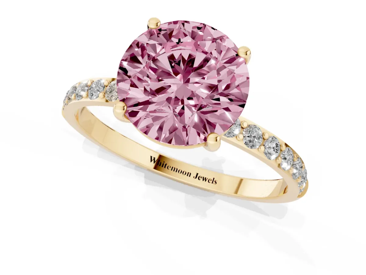 Fancy Pink Round Cut Diamond Solitaire Ring with Round Pavé Shoulders and Prong Setting Yellow gold