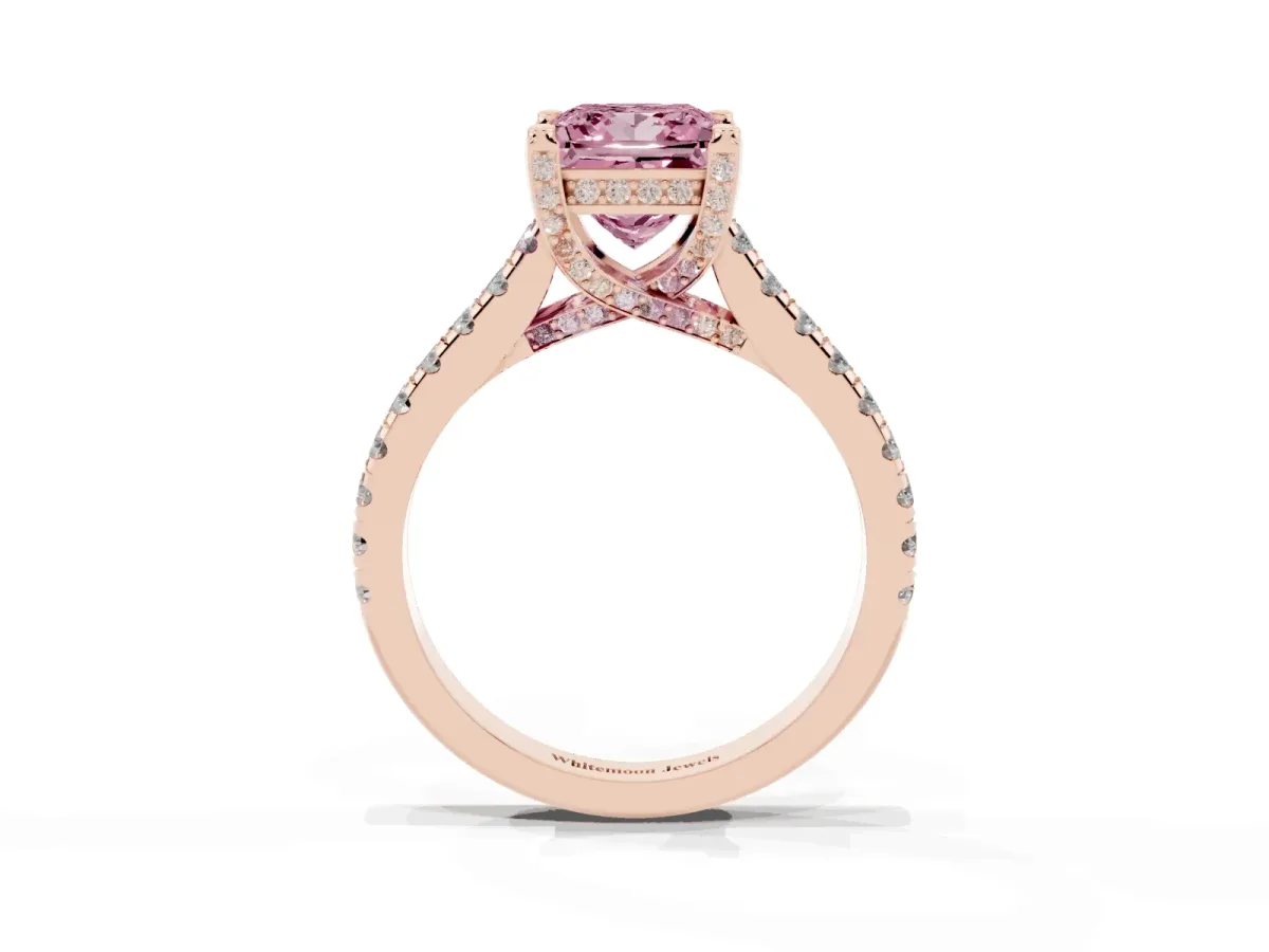 Fancy Pink Princess Cut Brilliant Diamond Solitaire with Pavé Band and Four-Prong Setting Rose gold