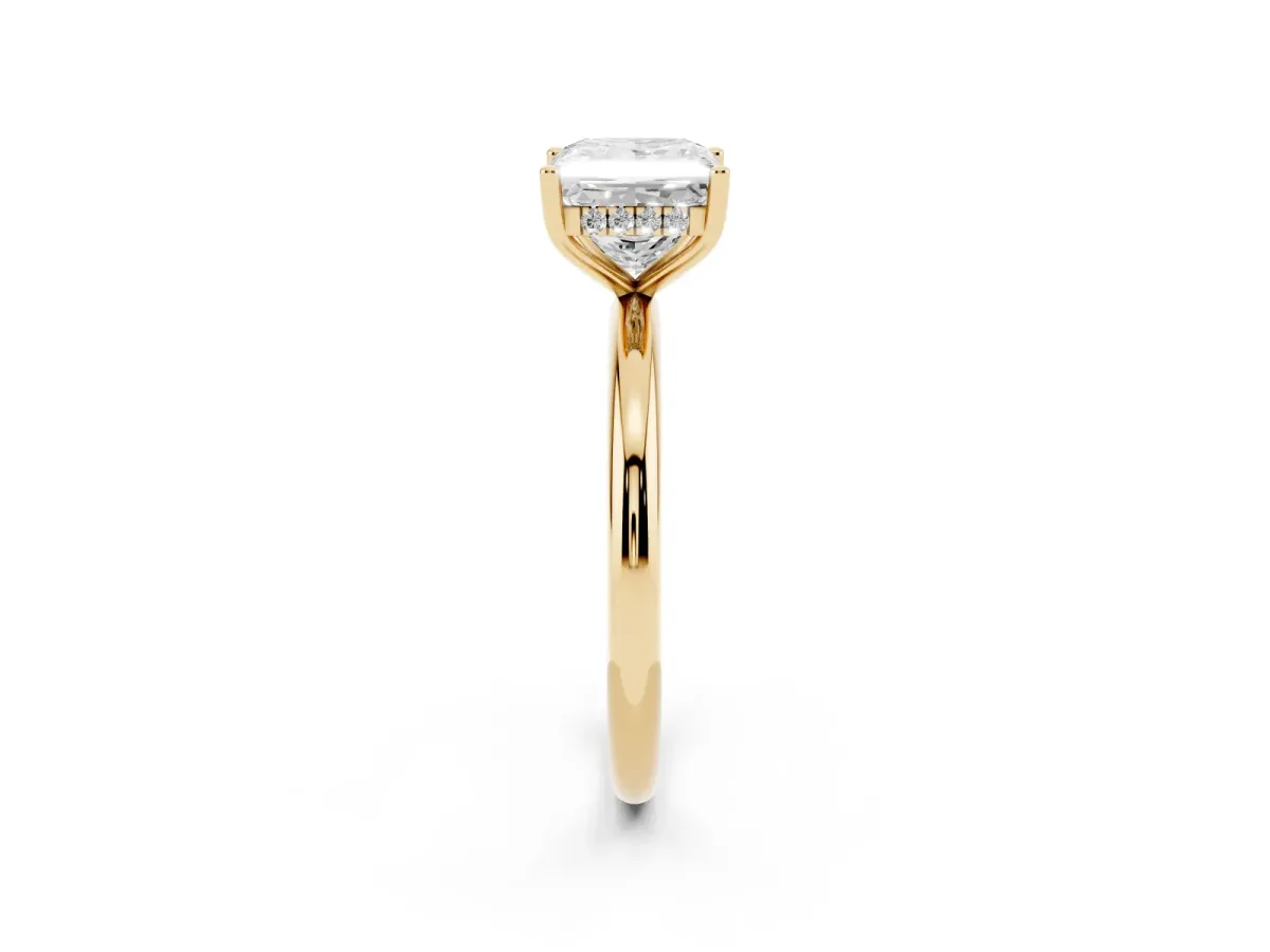 Princess Cut Cut Solitaire Engagement Ring with Four-Prong Setting and Classic Band Yellow gold