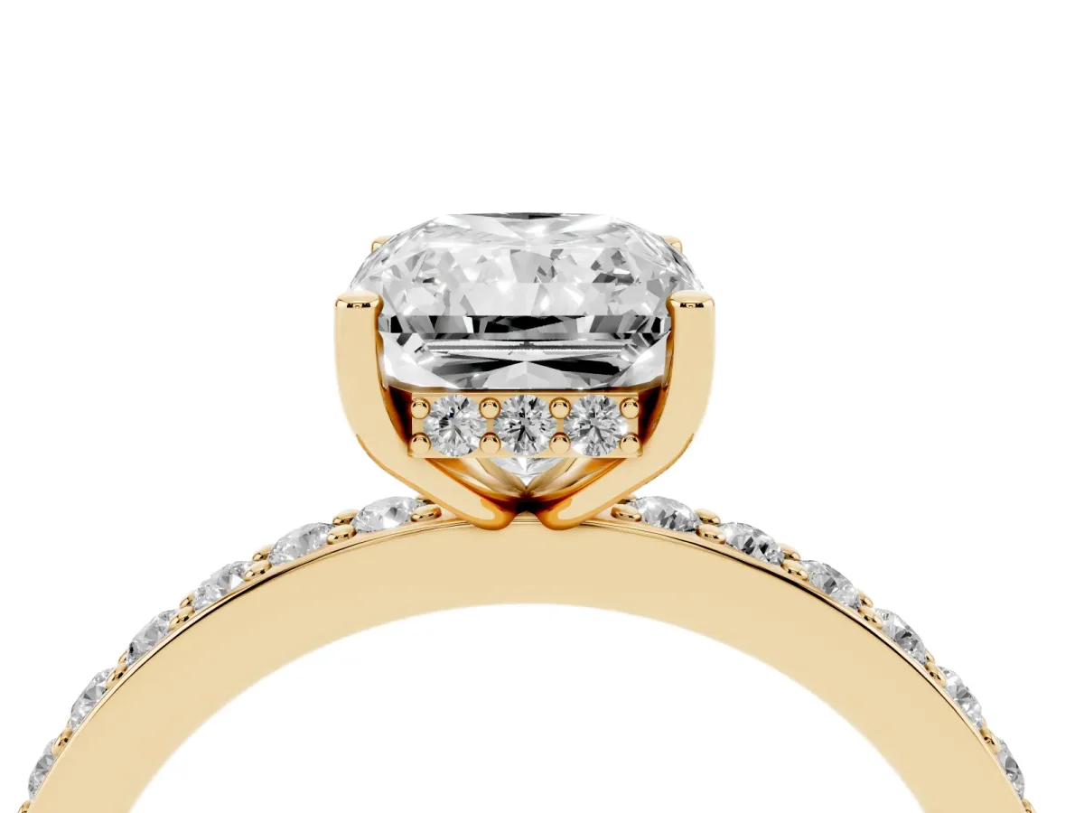 Radiant Cut Cut Diamond Pavé Band Ring with Four-Prong Setting Yellow gold