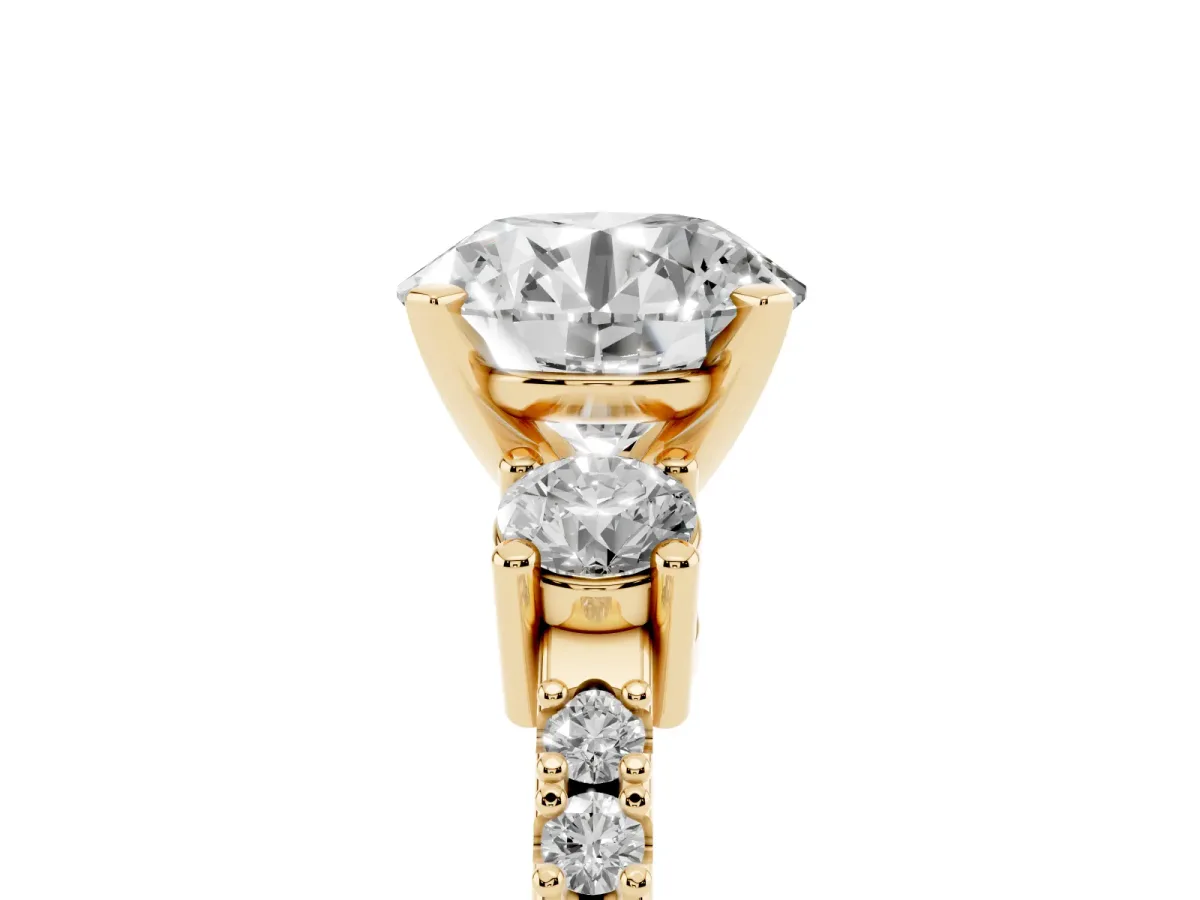 Round Cut Three-Stone Diamond Pavé Band with Prong Setting Yellow gold