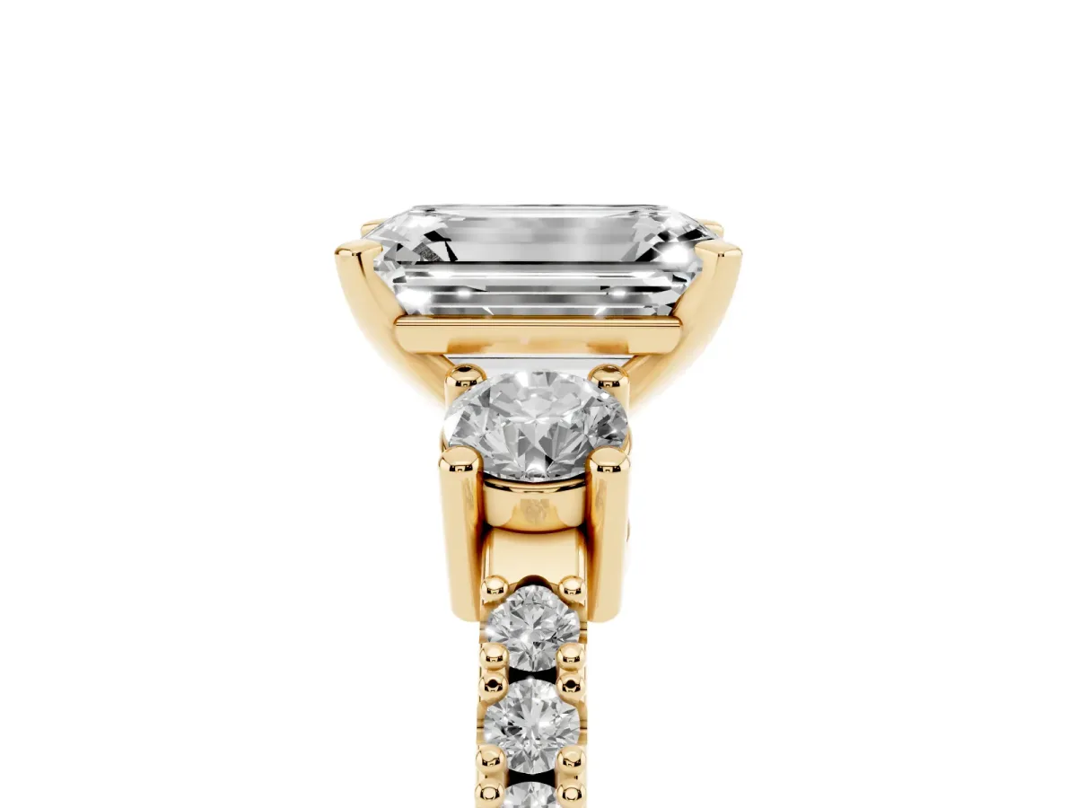 Emerald Cut Three-Stone Diamond Pavé Band with Prong Setting Yellow gold