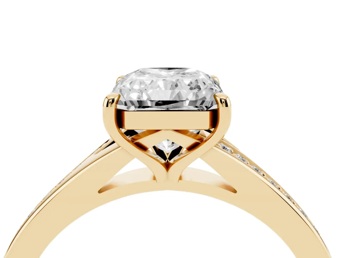 Radiant Cut Diamond Solitaire Ring with Pavé Band and Prong Setting Yellow gold