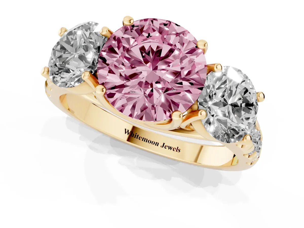 Fancy Pink Three-Stone Round Cut Diamond Pavé Band with Prong Setting Yellow gold