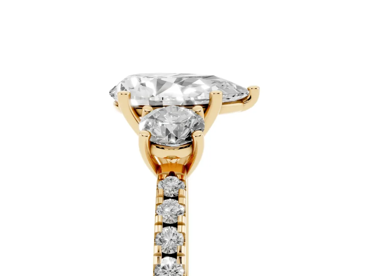 Three-Stone Pear Cut Cut Diamond Pavé Band with Prong Setting Yellow gold