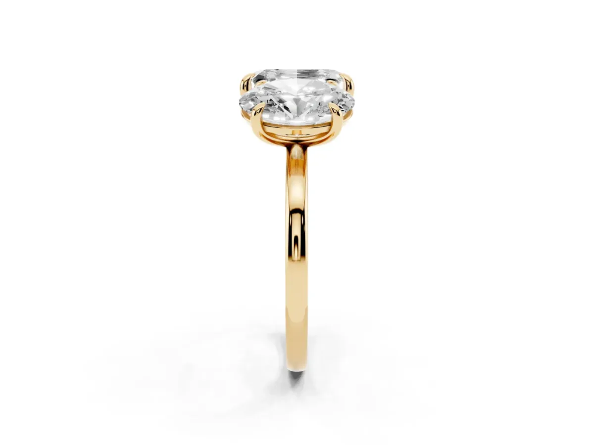 Oval and Emerald Toi Moi Ring with Prong Setting and Plain Band Yellow gold