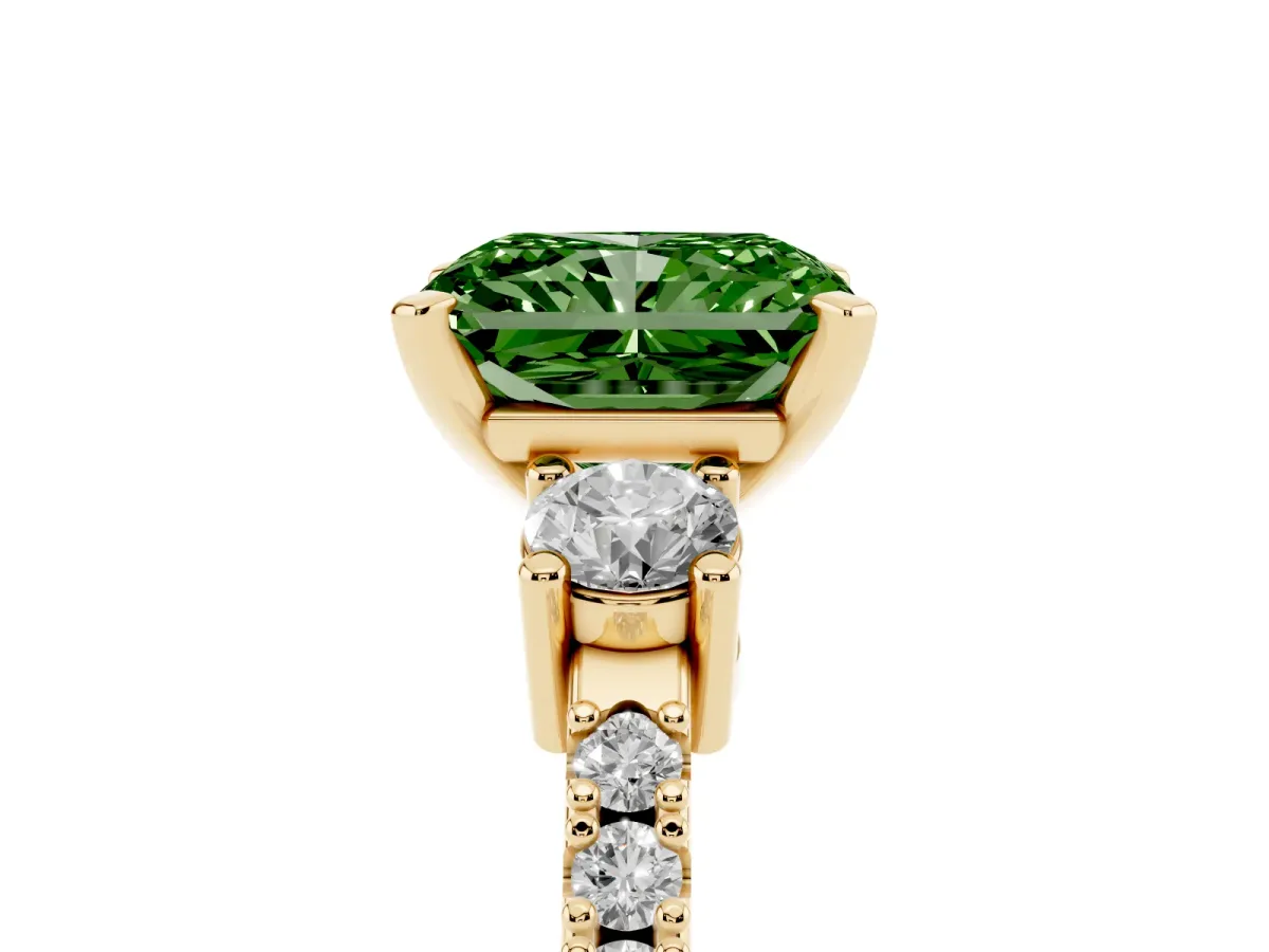 Fancy Green Radiant Cut Three-Stone Diamond Pavé Band with Prong Setting Yellow gold