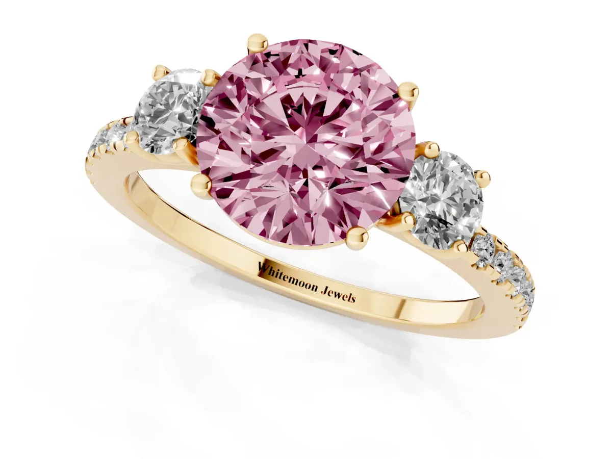 Fancy Pink Three-Stone Round Cut Cut Diamond Pavé Band with Prong Setting Yellow gold