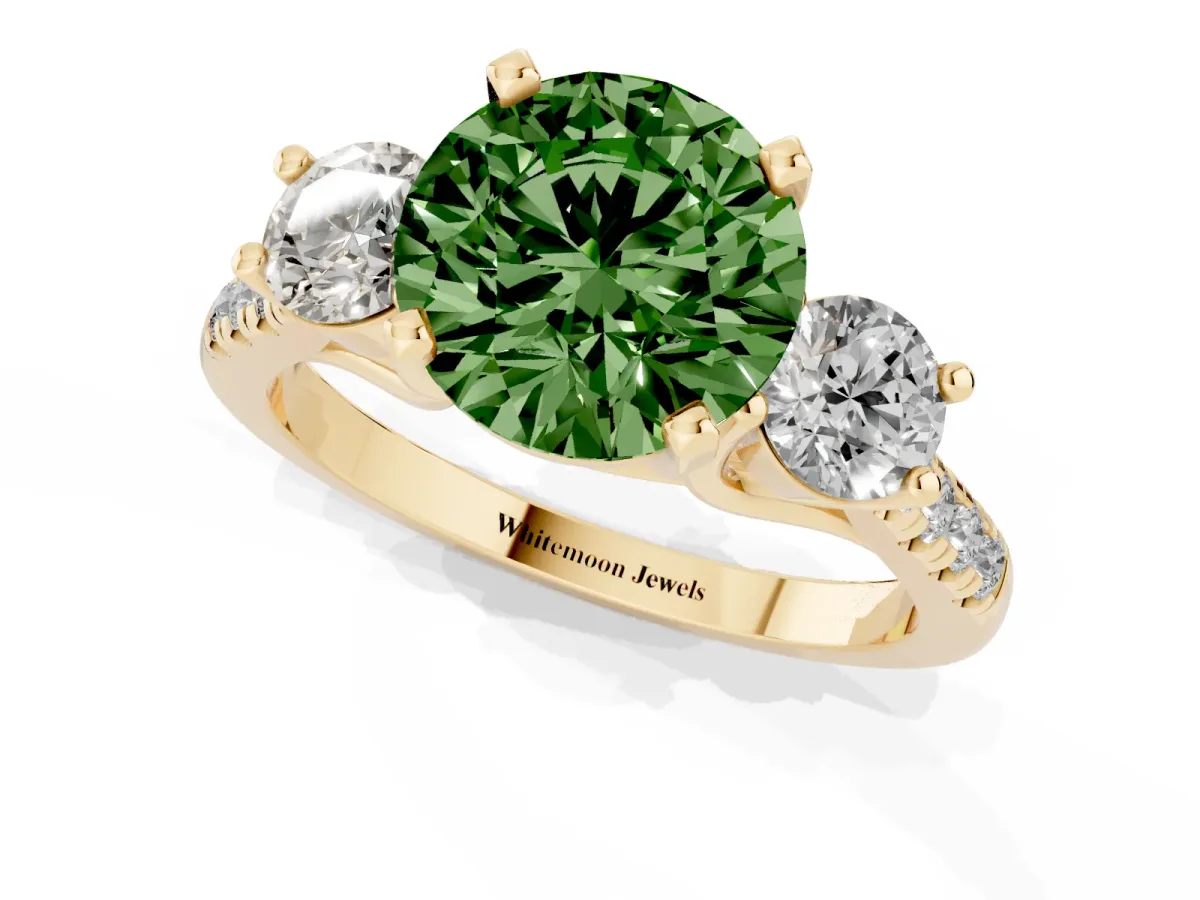 Fancy Green Three-Stone Round Cut Diamond Pavé Band with Four-Prong Setting Yellow gold