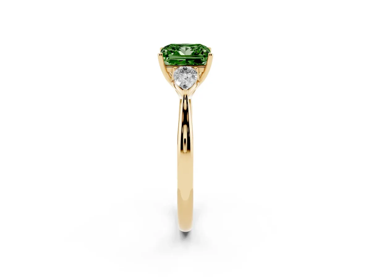 Fancy Green Three-Stone Princess Cut Brilliant Diamond Solitaire Ring with Tapered Band and Four-Prong Setting Yellow gold