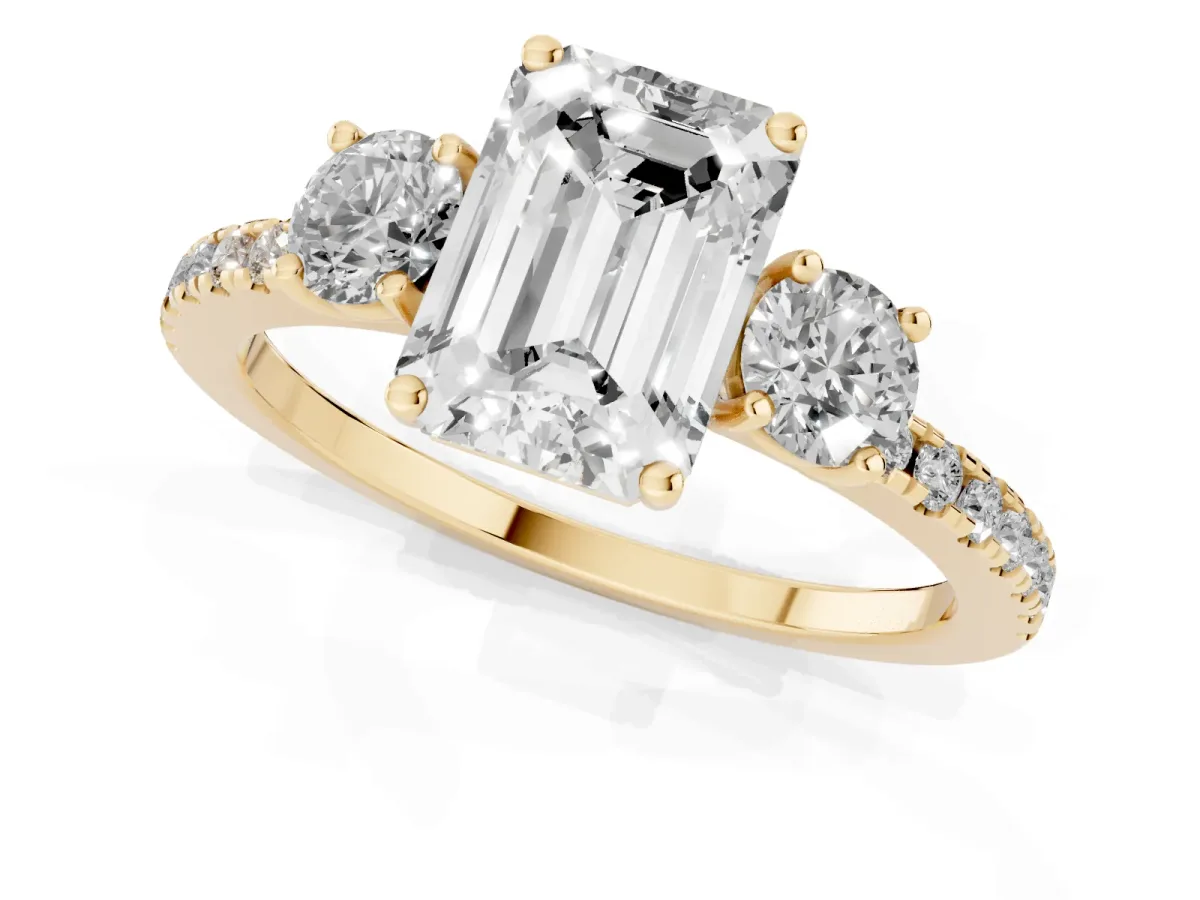 Three-Stone Emerald Cut Cut Diamond Pavé Band with Prong Setting Yellow gold
