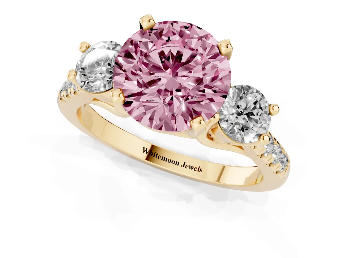 Fancy Pink Three-Stone Round Cut Diamond Pavé Band with Four-Prong Setting Yellow gold