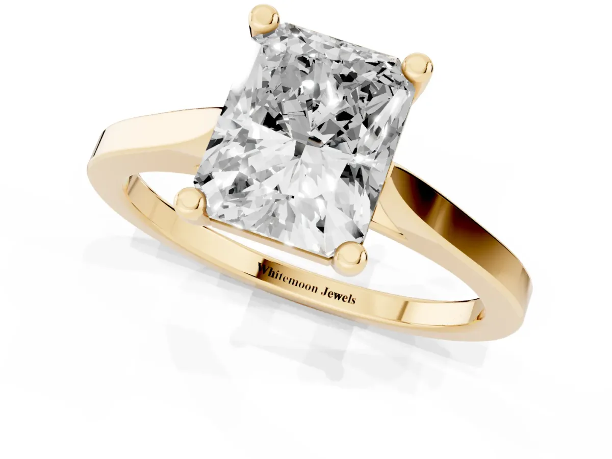 Radiant Cut Solitaire Diamond Ring with Four-Prong Setting and Tapered Band Yellow gold