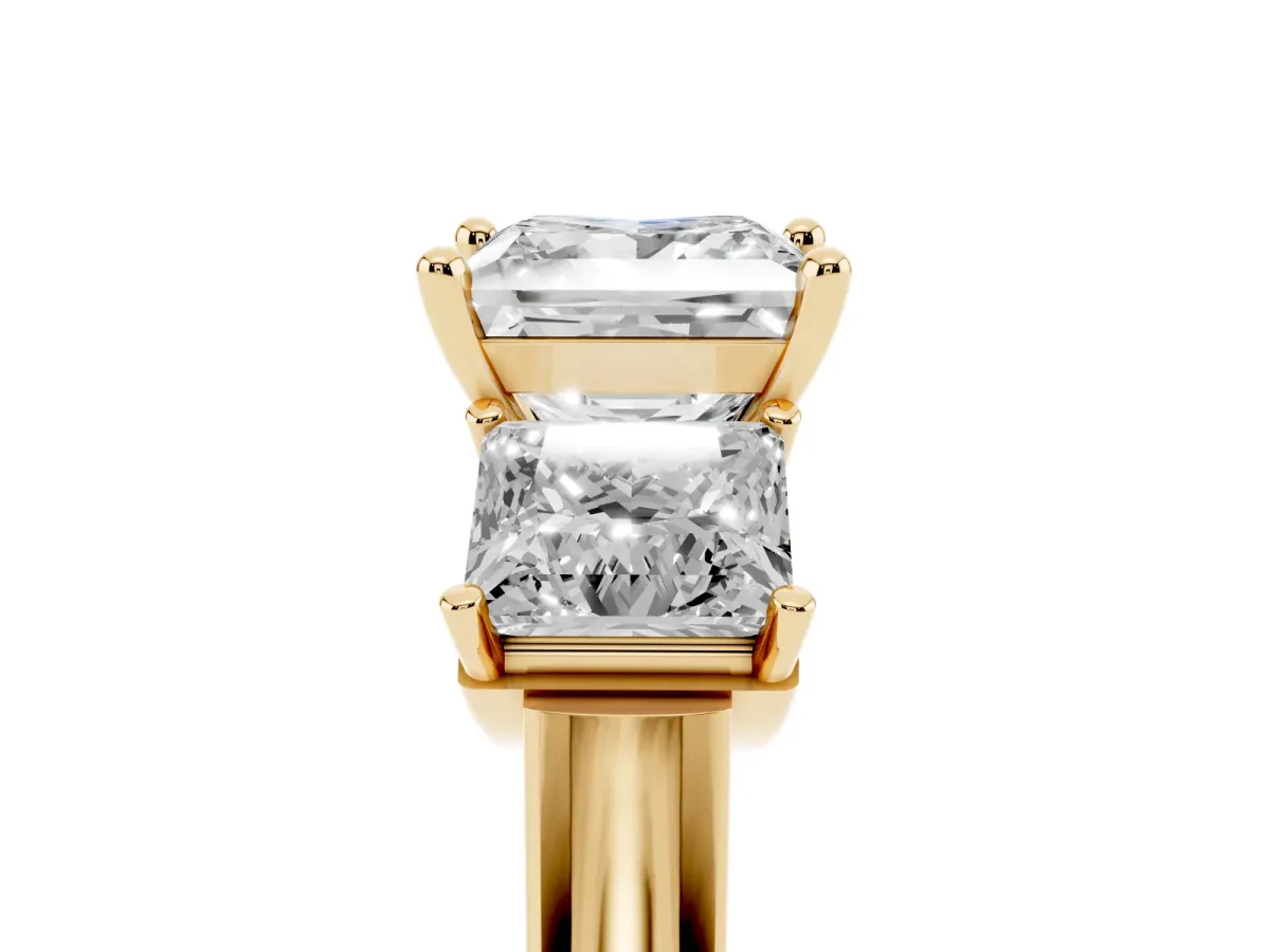 Three-Stone Princess Cut Brilliant Diamond Trellis Ring with Comfort Fit Band Yellow gold