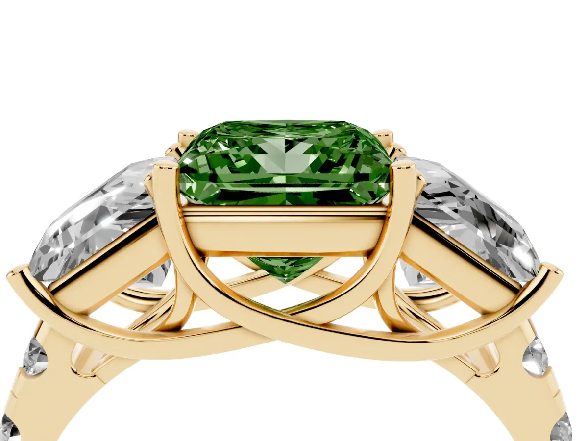 Fancy Green Three-Stone Princess Cut Diamond Pavé Band with Prong Setting Yellow gold