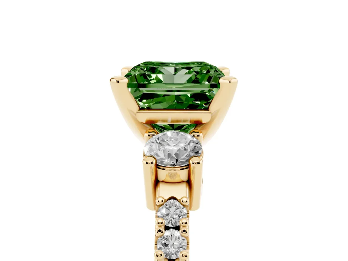 Fancy Green Princess Cut Three-Stone Diamond Pavé Band with Prong Setting Yellow gold
