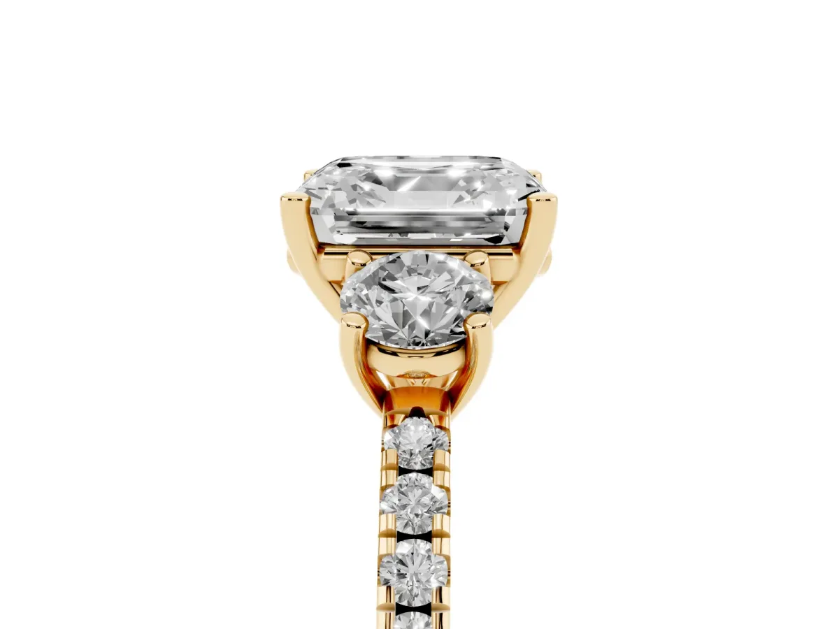 Three-Stone Asscher Cut Cut Diamond Pavé Band with Prong Setting Yellow gold