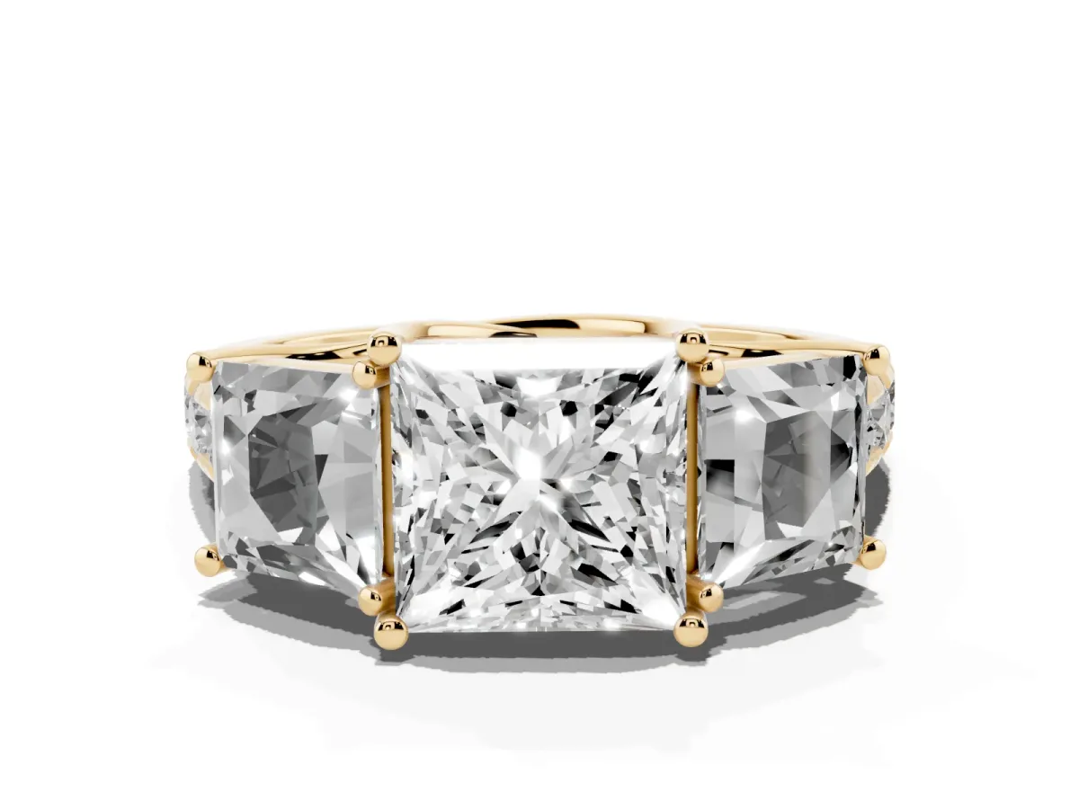 Three-Stone Princess Cut Diamond Pavé Band with Prong Setting Yellow gold