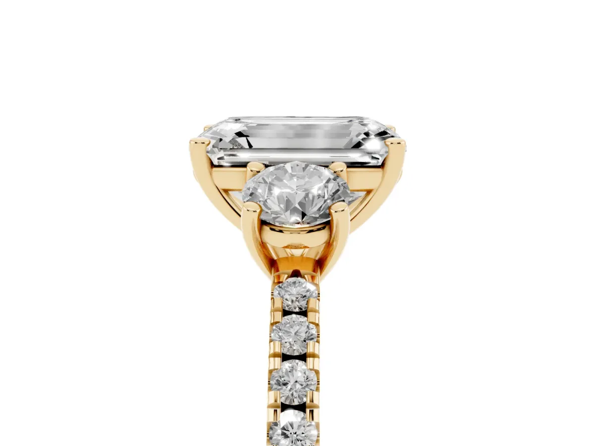 Three-Stone Emerald Cut Cut Diamond Pavé Band with Prong Setting Yellow gold