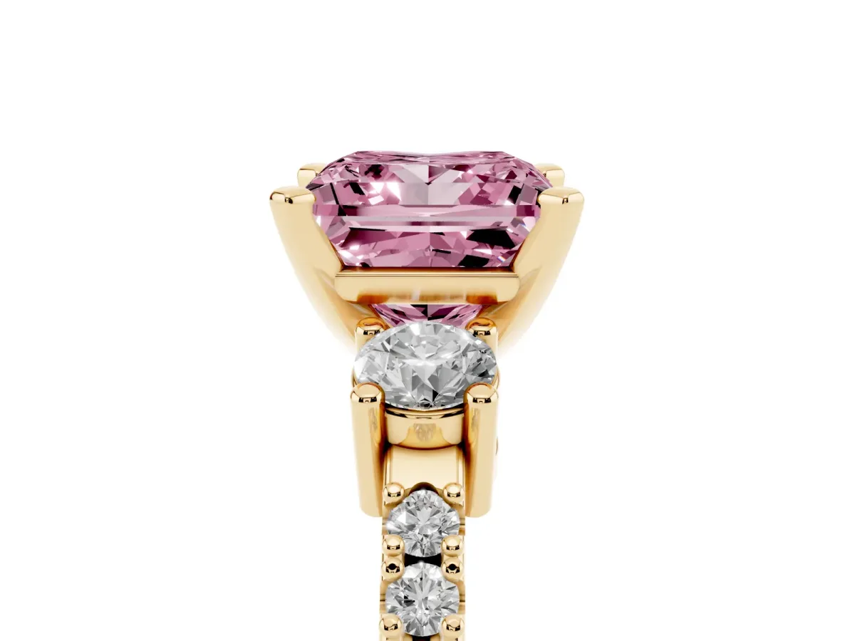 Fancy Pink Princess Cut Three-Stone Diamond Pavé Band with Prong Setting Yellow gold