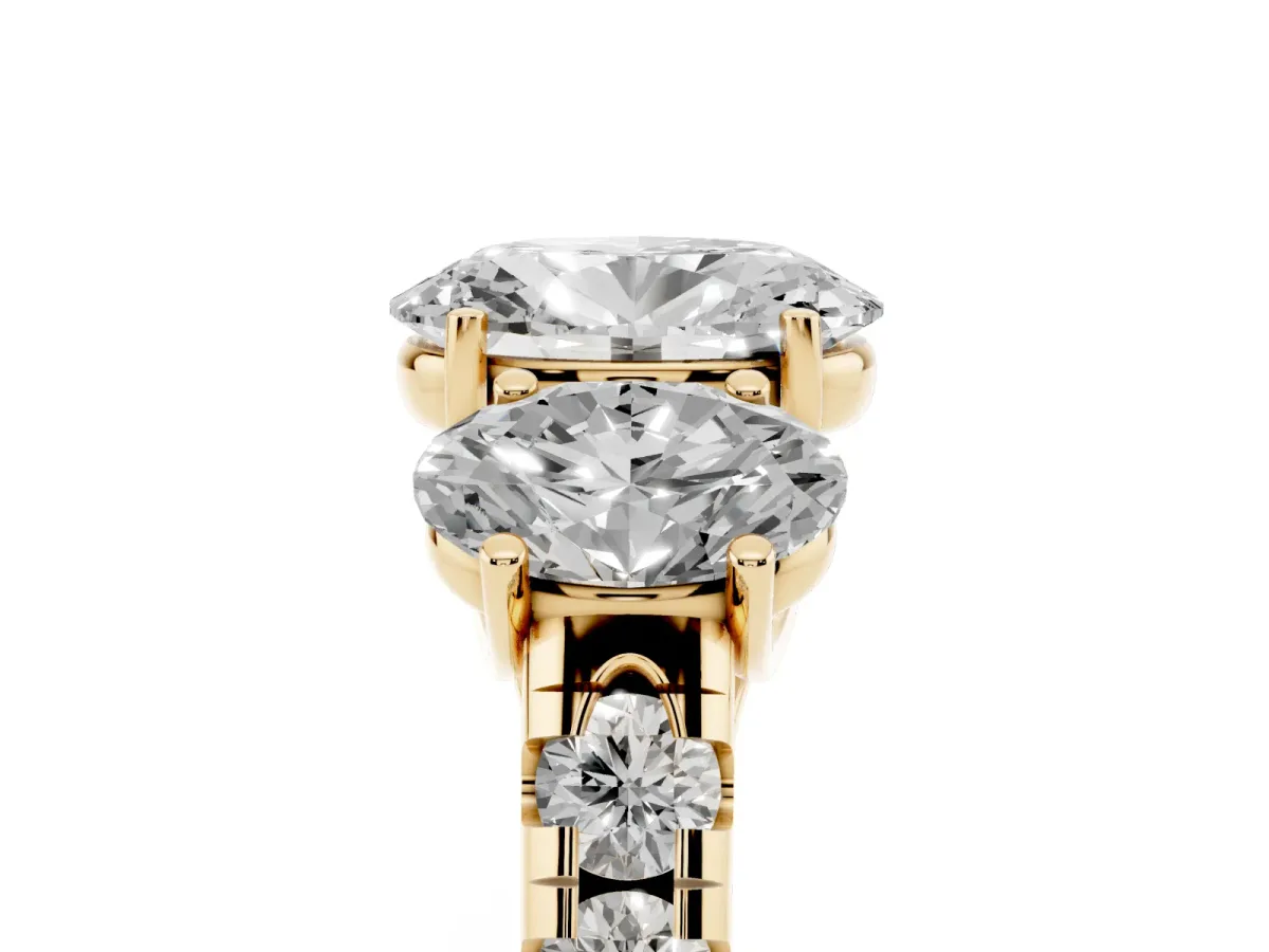 Three-Stone Oval Cut Diamond Pavé Band with Prong Setting Yellow gold