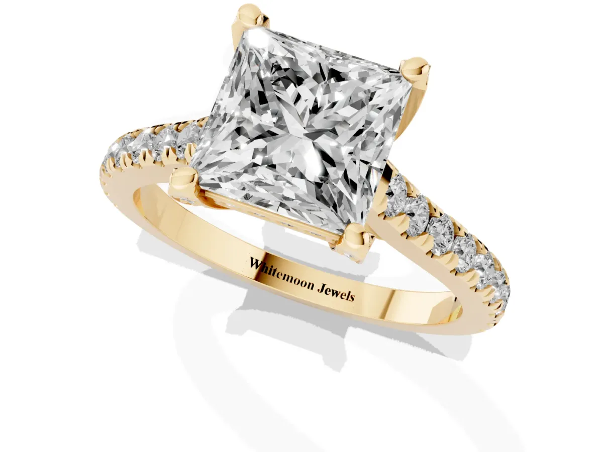Princess Cut Brilliant Diamond Solitaire with Pavé Band and Four-Prong Setting Yellow gold