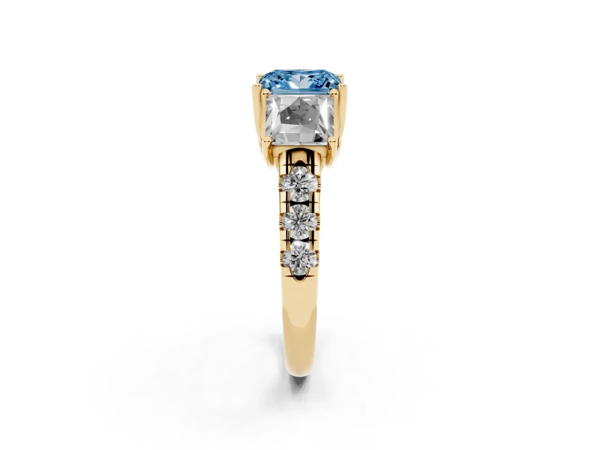 Fancy Blue Three-Stone Princess Cut Diamond Pavé Band with Prong Setting Yellow gold