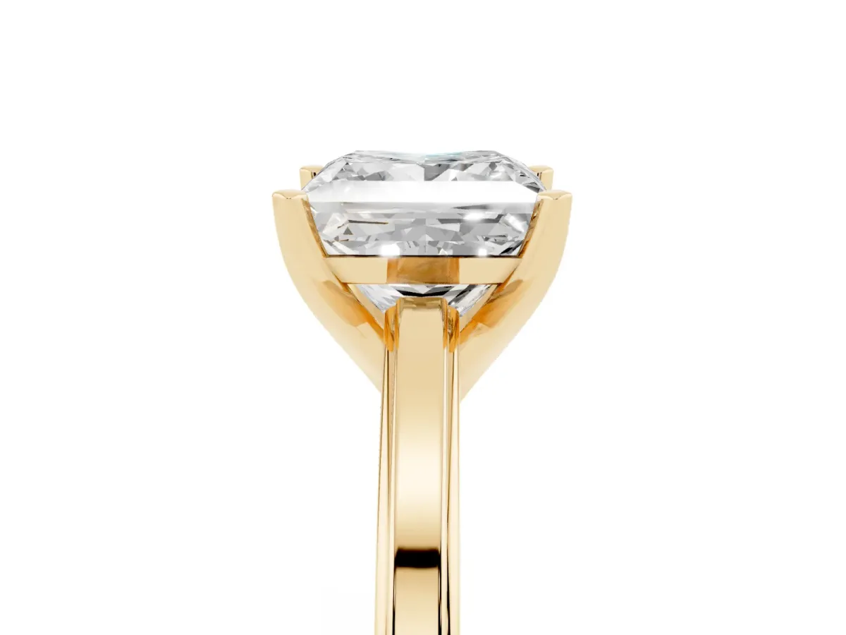 Princess Cut Solitaire Diamond Ring with Four-Prong Setting and Classic Band Yellow gold