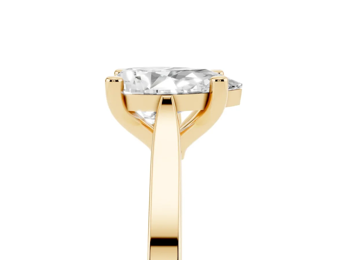 Pear Cut Solitaire Diamond Ring with Four-Prong Setting and Tapered Band Yellow gold