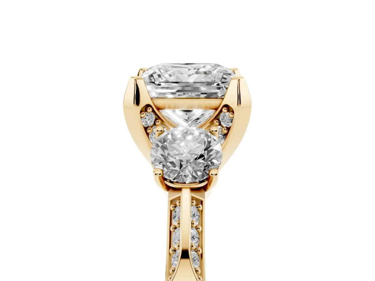Princess Cut Brilliant Three-Stone Diamond Ring with Pavé Band and Four-Prong Setting Yellow gold