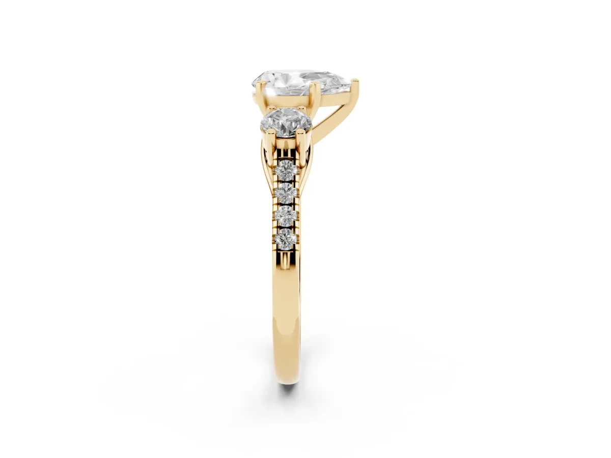 Three-Stone Pear Cut Diamond Pavé Band with Four-Prong Setting Yellow gold