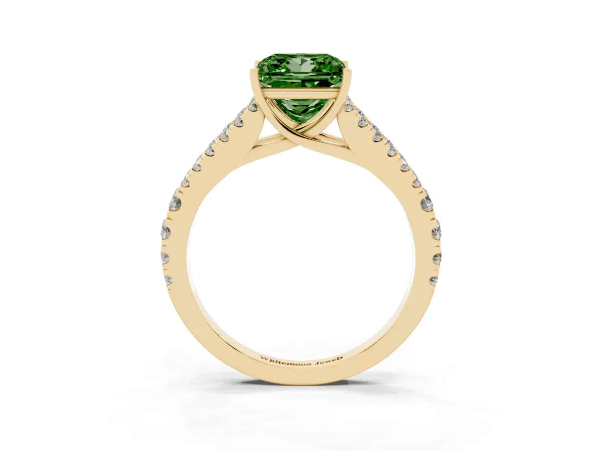 Fancy Green Princess Cut Diamond Split Shank Pavé Engagement Ring with Four-Prong Setting Yellow gold