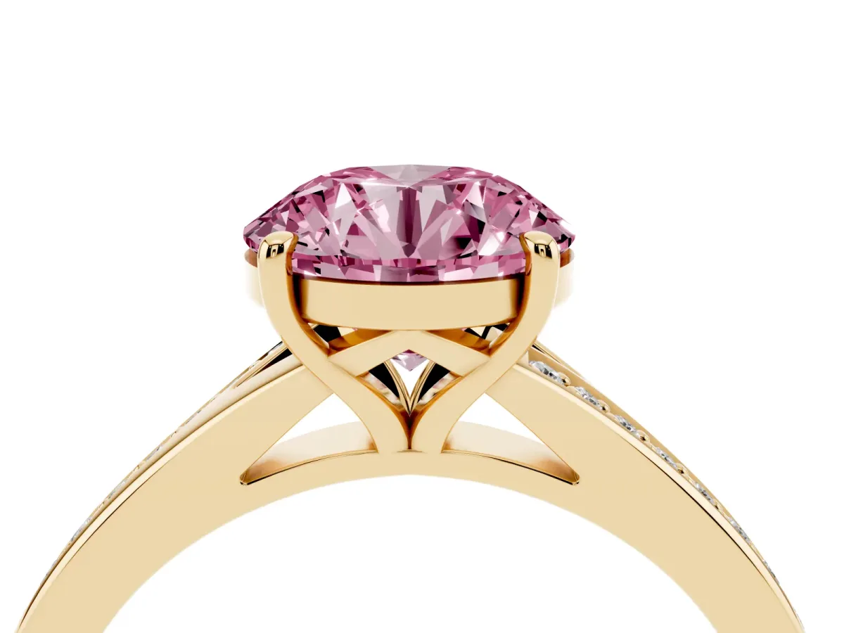 Fancy Pink Round Cut Diamond Solitaire Ring with Pavé Band and Prong Setting Yellow gold