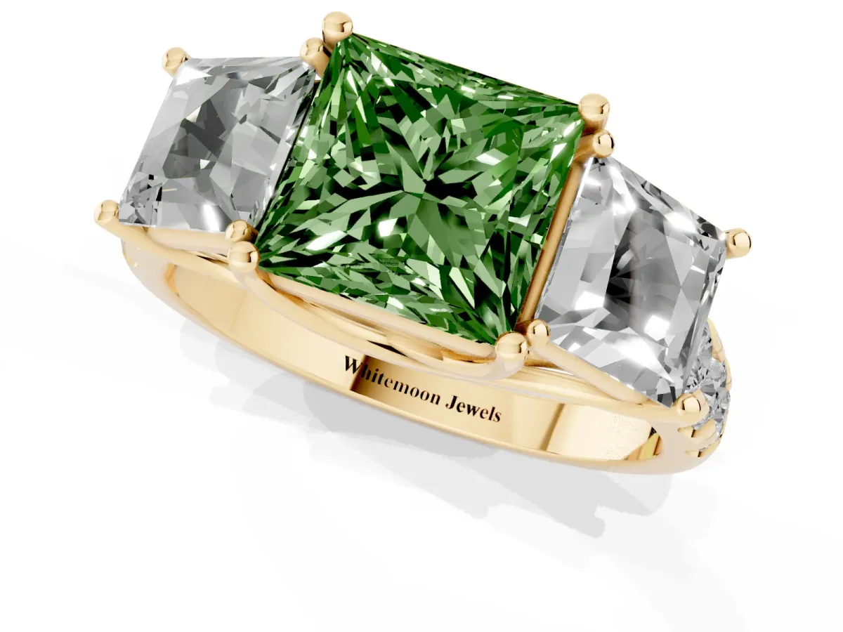 Fancy Green Three-Stone Princess Cut Diamond Pavé Band with Prong Setting Yellow gold